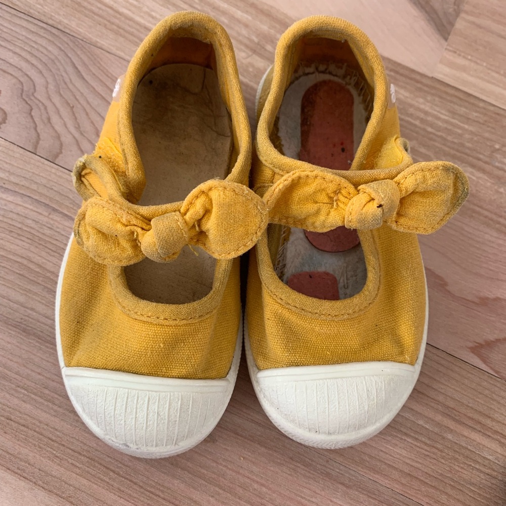 Yellow shoes scratch